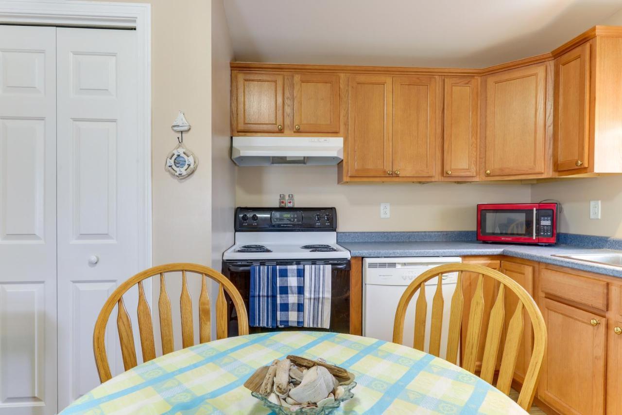 Charming Coastal With Pool Access! * Wells