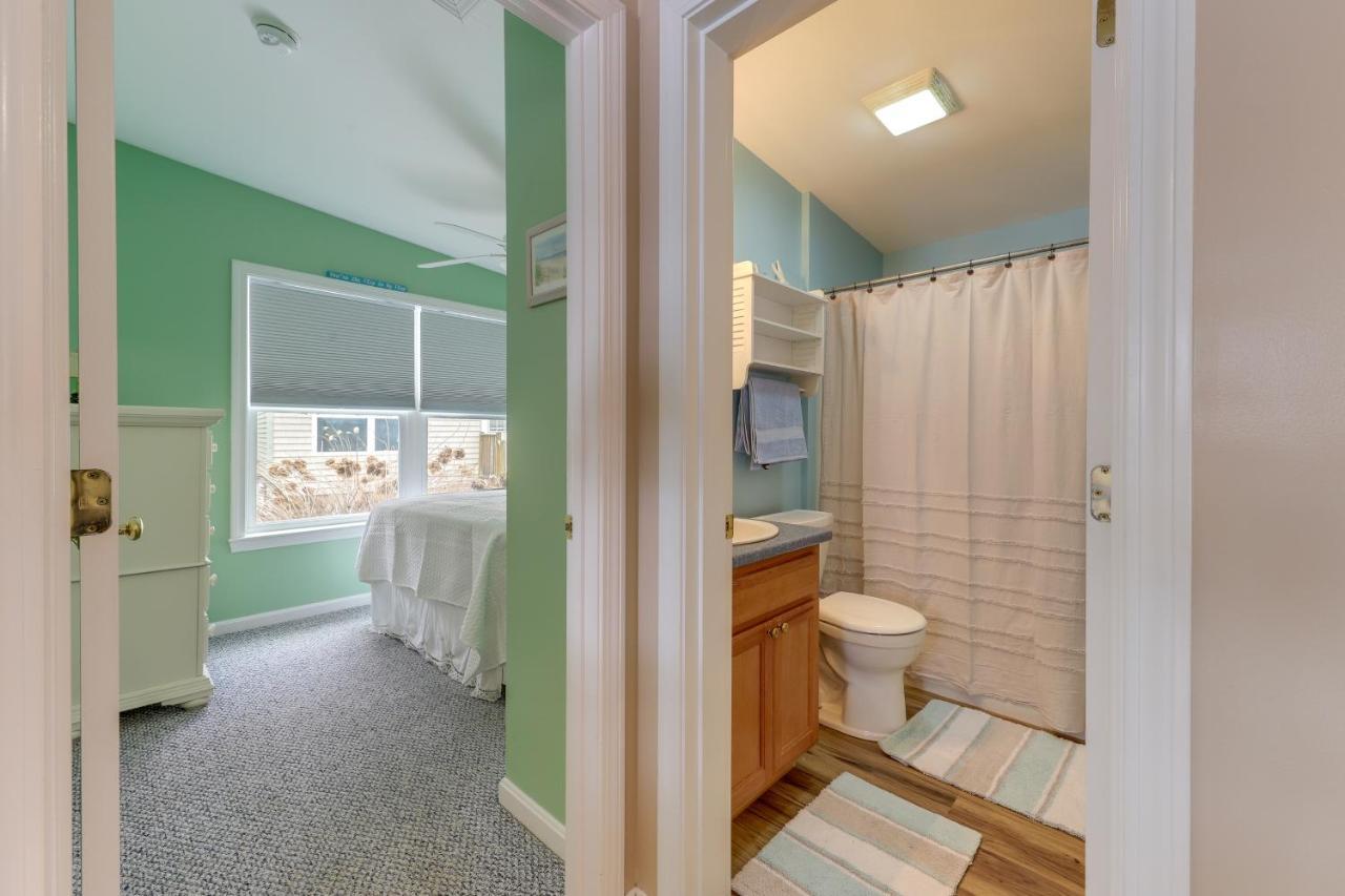 Charming Coastal With Pool Access! Holiday home