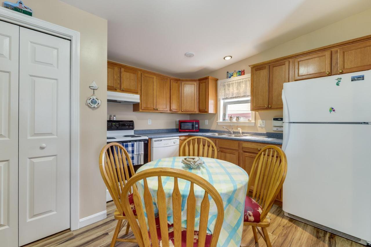 Charming Coastal With Pool Access! Holiday home