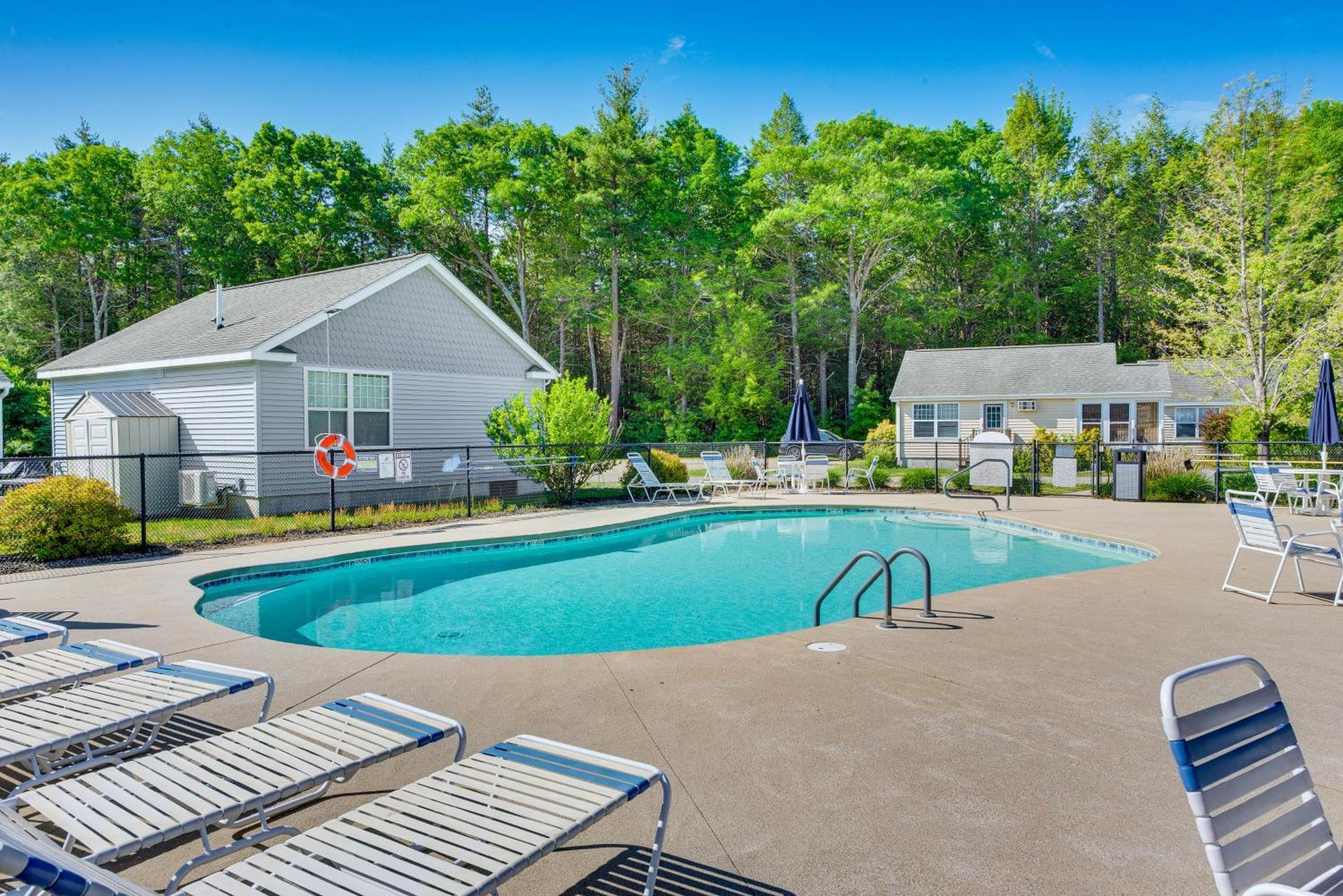 Charming Coastal With Pool Access! Holiday home *