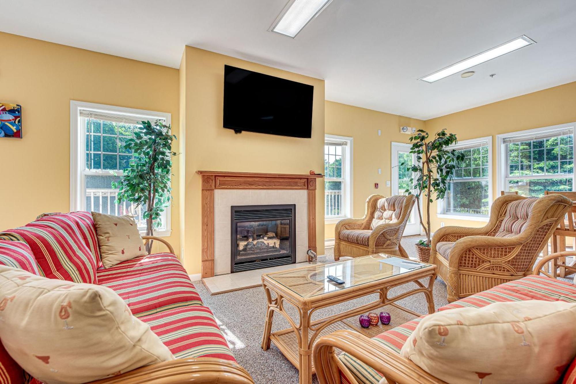 Charming Coastal With Pool Access! Wells