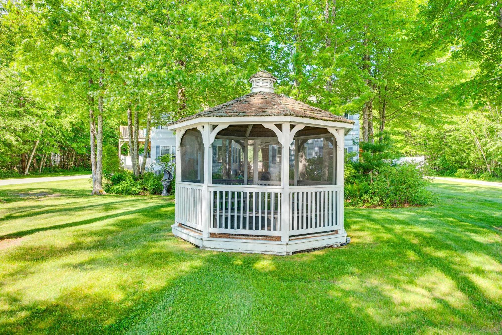 Charming Coastal With Pool Access!