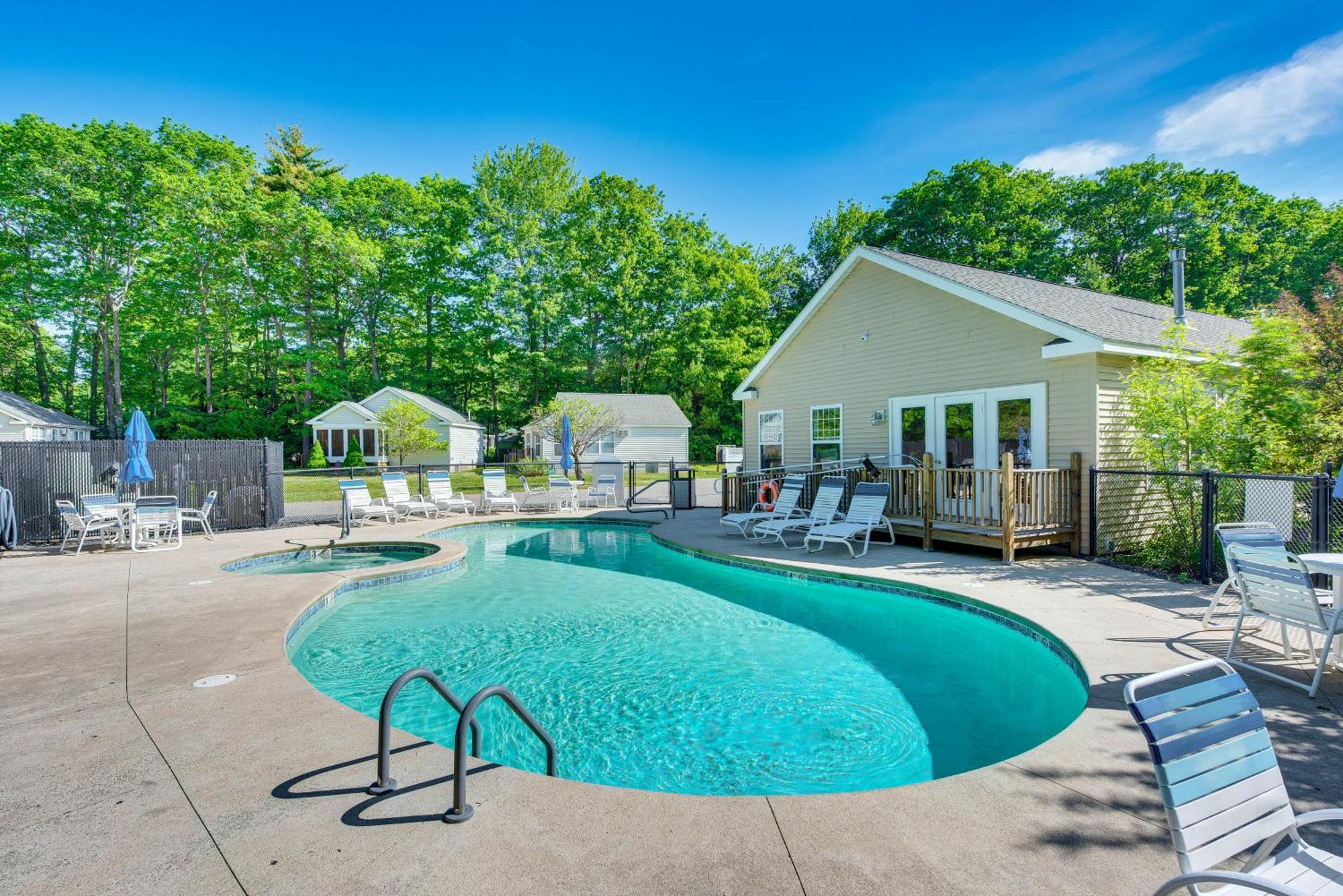 Charming Coastal With Pool Access! Wells