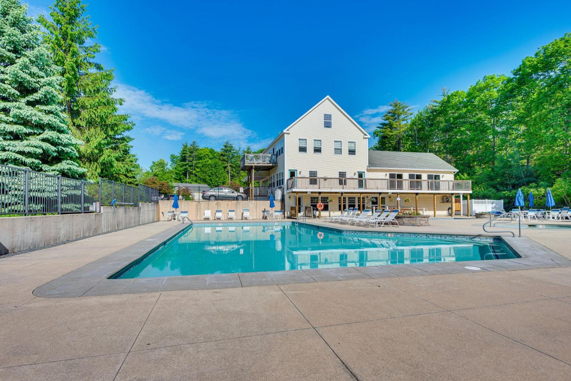 Charming Coastal With Pool Access!